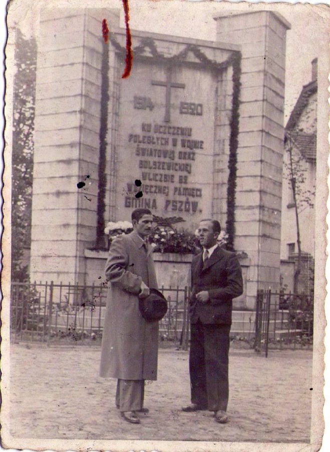 Dwaj mężczyźni przed pomnikiem